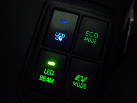 トヨタＡＱＵＡ　新潟県　ＮＥＷアウディ風ＬＥＤ２色タイプ　スイッチ取付