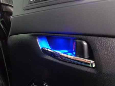 ヴェルファイア　ドアノブＬＥＤ取付　ブルー　運転席側