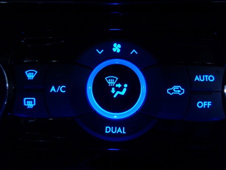 レヴォーグ　エアコンパネルＬＥＤ打ち替え　中