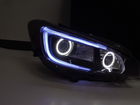 レヴォーグ　青森県　イカリング・ＮＥＷアウディ風ＬＥＤ・ブラックアウト　ホワイト右
