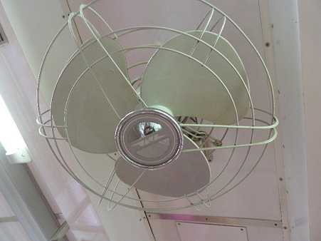 クモハ123-1にあるJNRマーク付きの扇風機