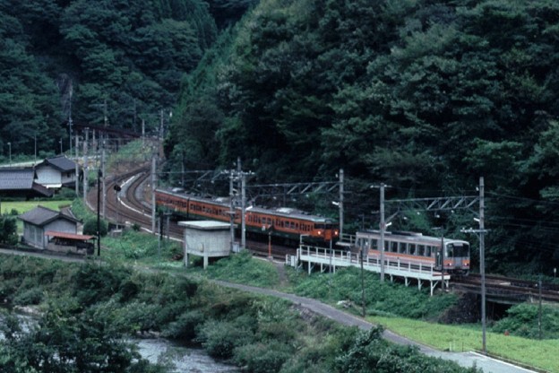 布原駅での列車交換(s104-35a)