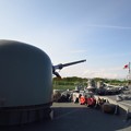 Photos: 護衛艦おおよど「６２口径７６ミリ速射砲」と国旗
