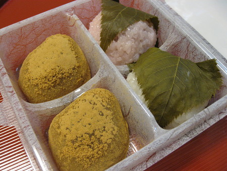 六花亭の桜餅とうぐいす餅はこんな