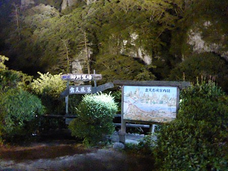いったん建物を出ます