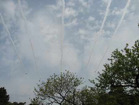 編隊飛行する友軍機