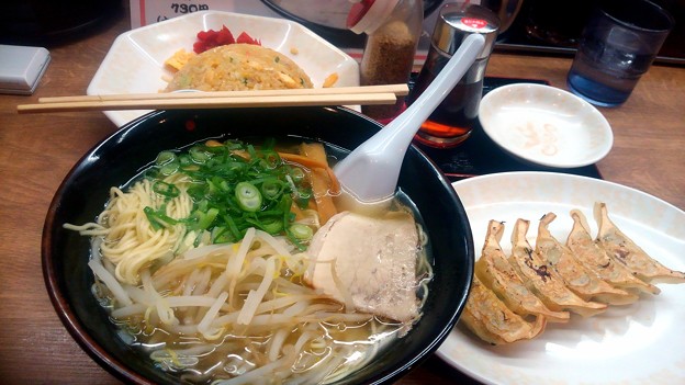 今日の夜飯 岡山市南区福浜西町の 天下一品 岡山洲崎店 期間限定 塩らーめん 並盛り の 半チャーハン ギョーザセット これ 洲崎店限定メニューとの事 すりごまと胡麻油がつく 写真共有サイト フォト蔵