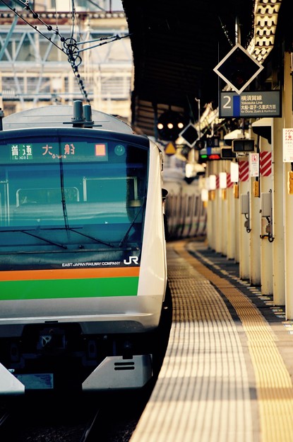 横須賀線保土ヶ谷駅を通過。。湘南新宿ラインE233系。。20151129