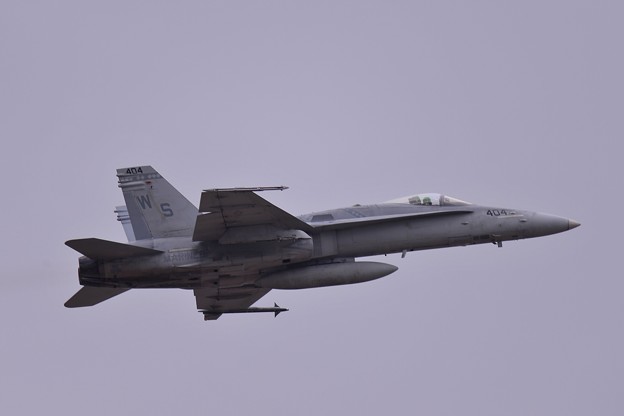 ある日の厚木基地。。岩国へ帰投するVMFA-323 デスラトラーズWS404 上がり・・20150321