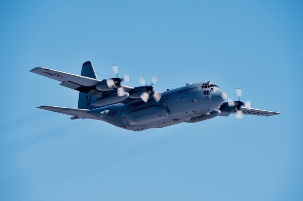 雪フレの横田基地。。数機のC-130H訓練飛行2(^^)。。20160122