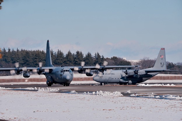 雪残る横田基地。。訓練飛行終えて誘導待ちのC-130H。。20160122