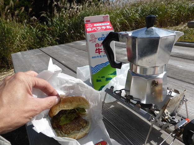 今日のランチ…但馬牛カツバーガーとエスプレッソのカフェオレ