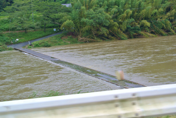 水位が高く橋は通行止め