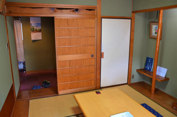 落ち着いた部屋へ案内される