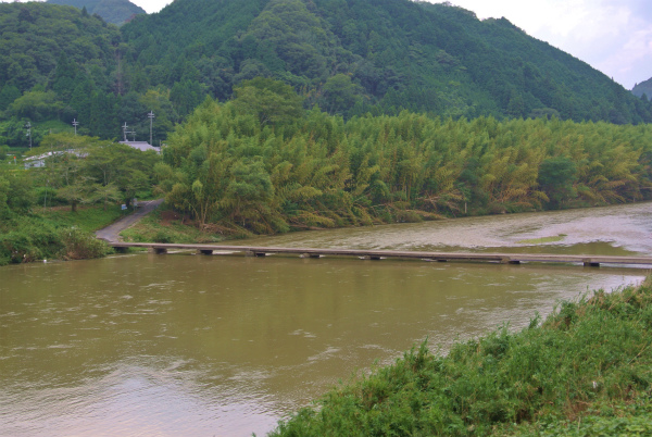 前日に川の増水で通行止めだった橋