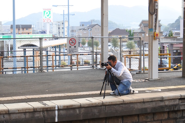 珍しい電車を三脚を構えて撮影する人