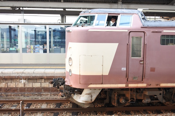 窓が開いていて運転士さんの姿が見える