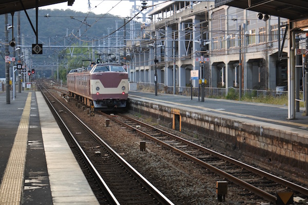 出発して駅を離れる電気計測試験車