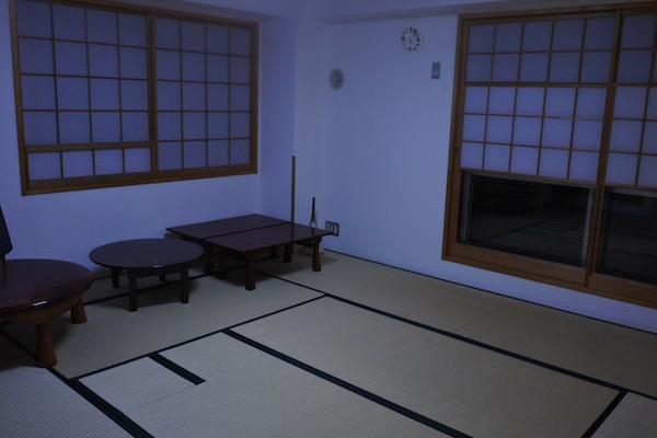 心を落ち着かせてから入室する茶室