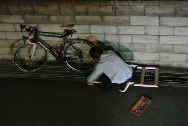 学校から帰ってきた制服のままローラーと自転車をセッティング