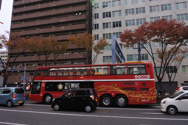 屋根が開くオープンなバス 屋根が開くオープンなバス