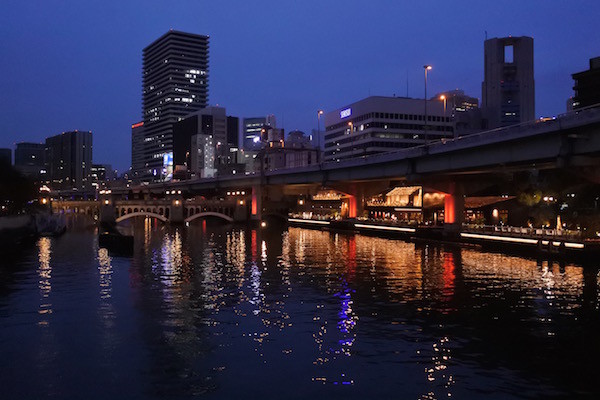 キラキラ輝く電飾が川面に映り込んで綺麗 キラキラ輝く電飾が川面に映り込んで綺麗