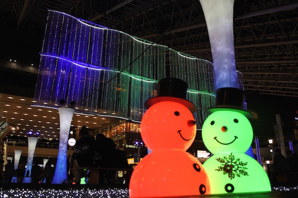 仲良く寄り添う緑と赤の雪だるま 仲良く寄り添う緑と赤の雪だるま