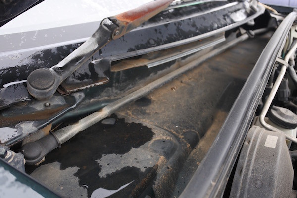 ワイパーアームは錆びだらけですがワイパーリンクに錆がない ワイパーアームは錆びだらけですがワイパーリンクに錆がない