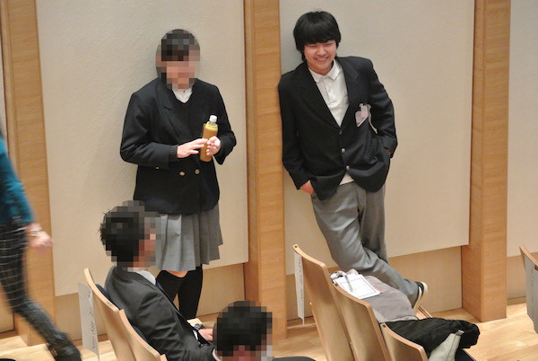 発表を終えてリラックスする次男の姿