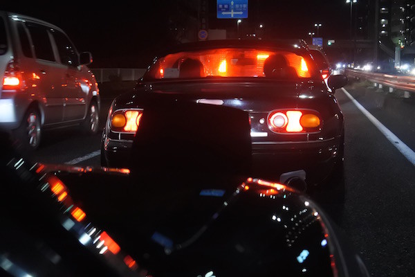 土浦ナンバーのハードトップ付きの黒いNAロードスターと並走