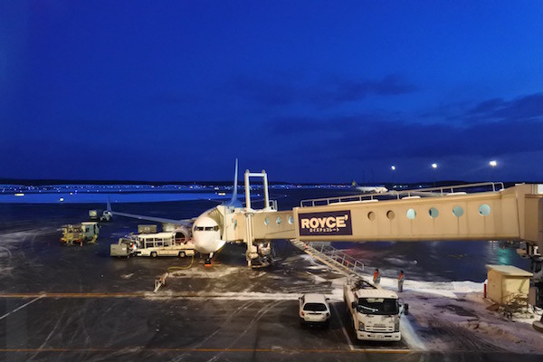 黄昏時の新千歳空港に到着