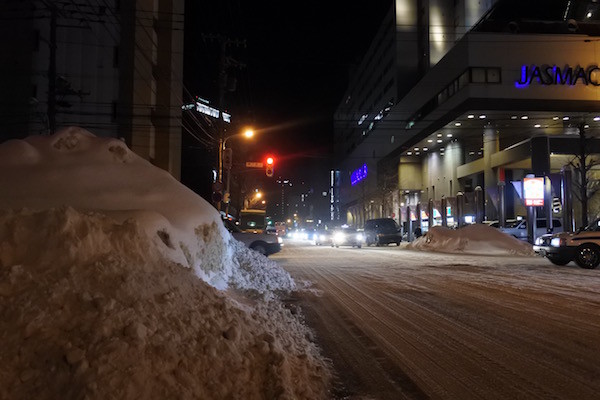 例年よりも雪が少ないそうですが、除雪された雪が高く積まれている