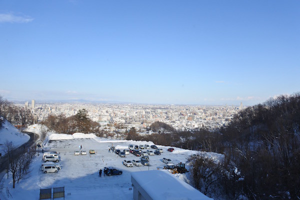背景に札幌市内を一望にできる駐車場に佇むVR-Bの姿 背景に札幌市内を一望にできる駐車場に佇むVR-Bの姿
