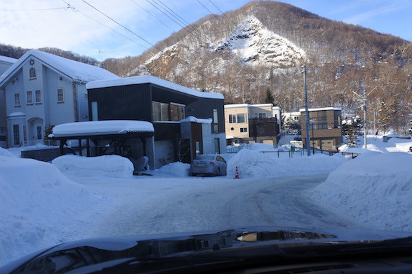 大倉山ジャンプ台付近にはペンションか別荘と見紛うおしゃれな家が立ち並ぶ 大倉山ジャンプ台付近にはペンションか別荘と見紛うおしゃれな家が立ち並ぶ