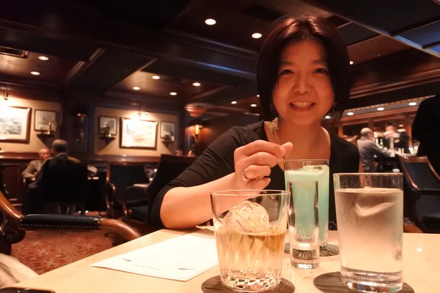 ホテルのバーは久しぶり。家内はブルーのカクテルをチョイス。