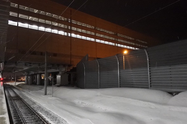 真っ白な新青森駅
