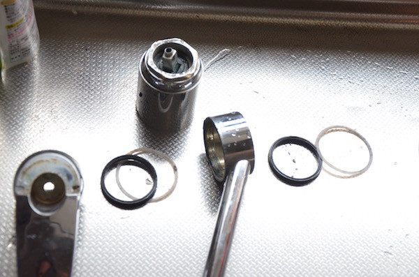 本体のネジが緩んでくれて、全体をばらすことができた