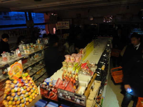 停電中に非常用電源でかろうじて営業してた震災当日の夜のコンビニ