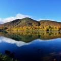 須川湖紅葉と青空