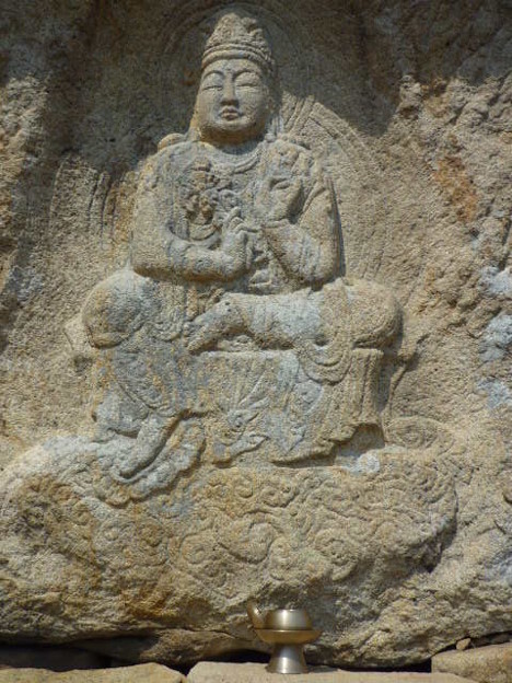 韓国慶州南山で最も有名な神仙庵磨崖菩薩半跏像Famous Bodhis-attva