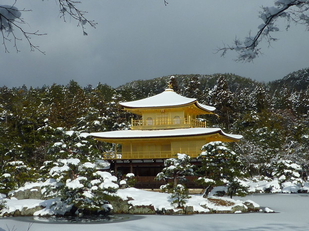 雪の金閣寺舎利殿　Snow covered Kinkau-ji